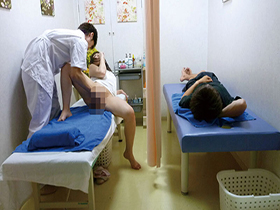 超スリルな状況で絶対にバレてはいけない！人妻×男性マッサージ師の危険な不倫セックス4時間　サンプル画像18